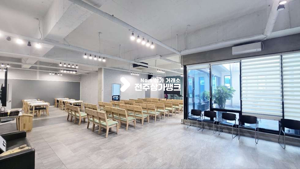 전북 전주완산구 효자동2가 효자동2가 100평대 에어컨9대 룸분리 테라스 2곳 깔끔하여 즉시사용가능한곳 !! 월세 매물번호 16442 사진 3