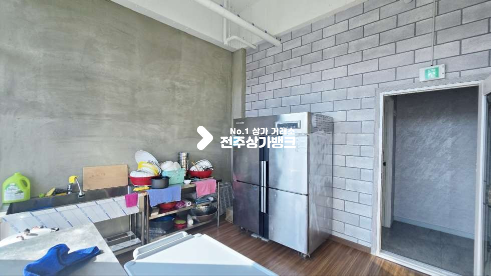 전북 전주완산구 효자동2가 효자동2가 100평대 에어컨9대 룸분리 테라스 2곳 깔끔하여 즉시사용가능한곳 !! 월세 매물번호 16442 사진 10