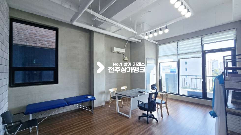 전북 전주완산구 효자동2가 효자동2가 100평대 에어컨9대 룸분리 테라스 2곳 깔끔하여 즉시사용가능한곳 !! 월세 매물번호 16442 사진 13