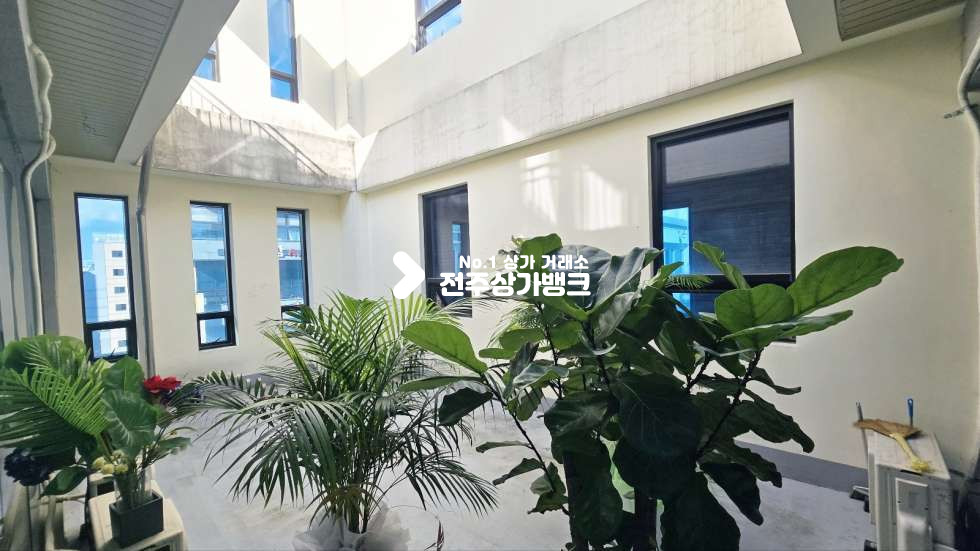 전북 전주완산구 효자동2가 효자동2가 100평대 에어컨9대 룸분리 테라스 2곳 깔끔하여 즉시사용가능한곳 !! 월세 매물번호 16442 사진 21