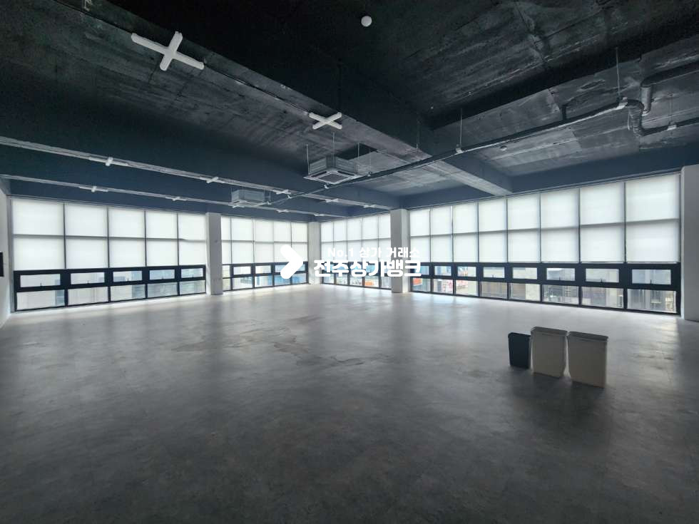 전북 전주완산구 효자동3가 내부 천장,바닥공사 , 에어컨 ,블라인드 완비 즉시입주하여 사용하실수있는 사무실 강력추천 월세 매물번호 13808 사진 6