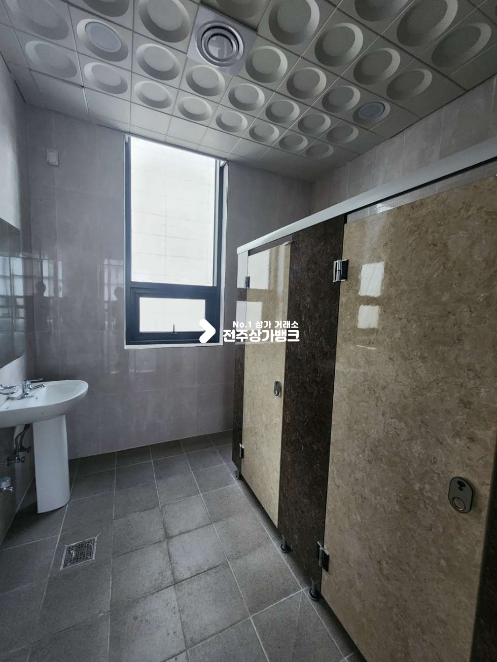 전북 전주완산구 효자동3가 내부 천장,바닥공사 , 에어컨 ,블라인드 완비 즉시입주하여 사용하실수있는 사무실 강력추천 월세 매물번호 13808 사진 9