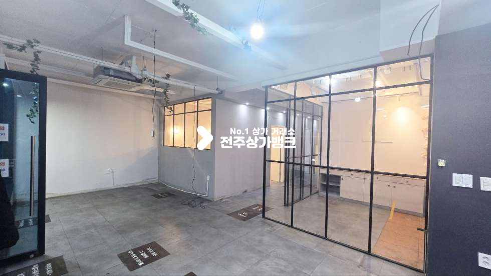 전북 전주완산구 서신동 서신동 유동인구많고 가시성좋은 상가임대 ! 내부깔끔인테리어 월세 매물번호 16657 사진 1