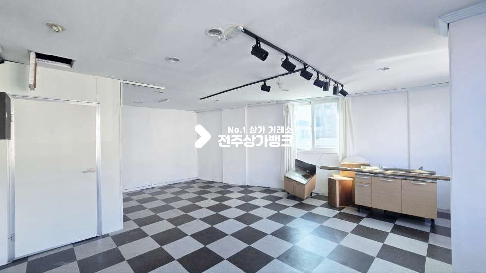 전북 전주완산구 평화동1가 평화동1가 내부 깔끔리모델링 저렴한 가격으로 사용가능 미용,사무실 강력추천! 월세 매물번호 16730 사진 2