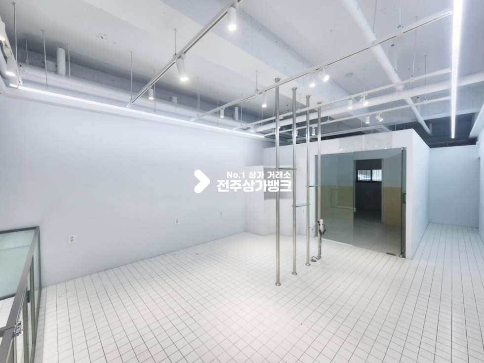 전북 전주완산구 효자동2가 효자동2가 유동인구 많은 상가로 무권리금 인테리어 좋은 상가 분양샵,미용샵으로 강력추천 월세 매물번호 15259 사진 1