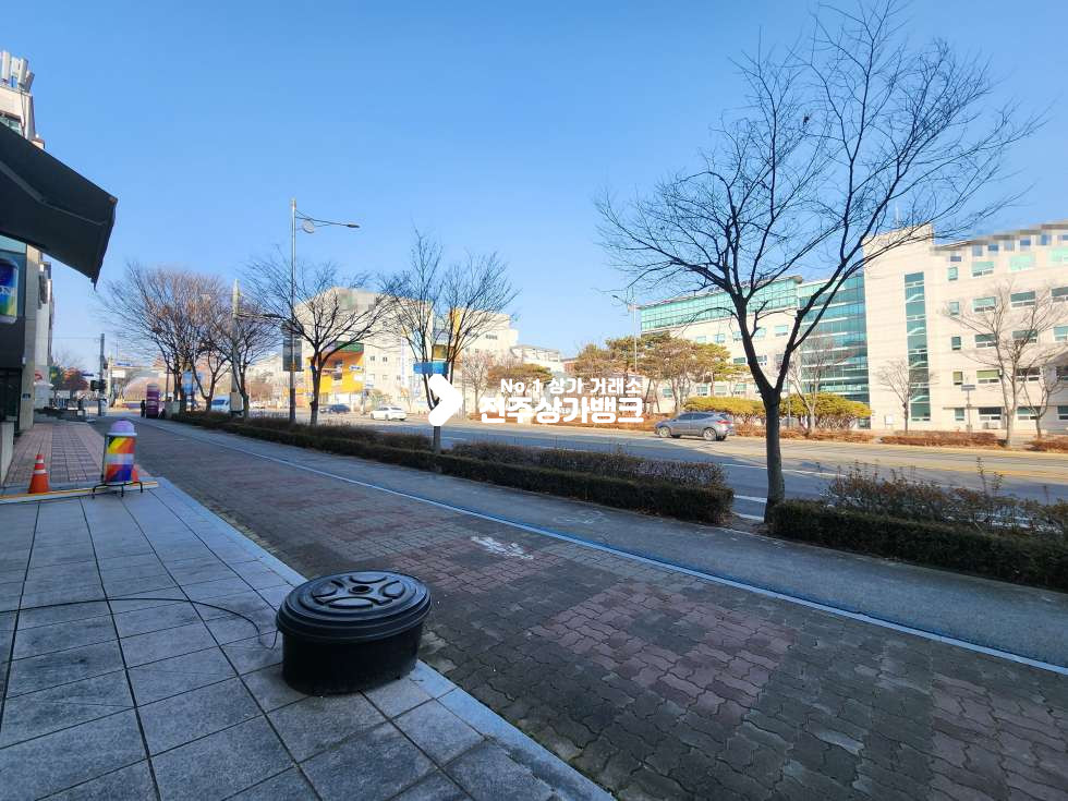 전북 전주완산구 효자동2가 수병원 사거리 . 가시성 좋은 대로변 1층상가. 유동인구 많은위치 월세 매물번호 16789 사진 3