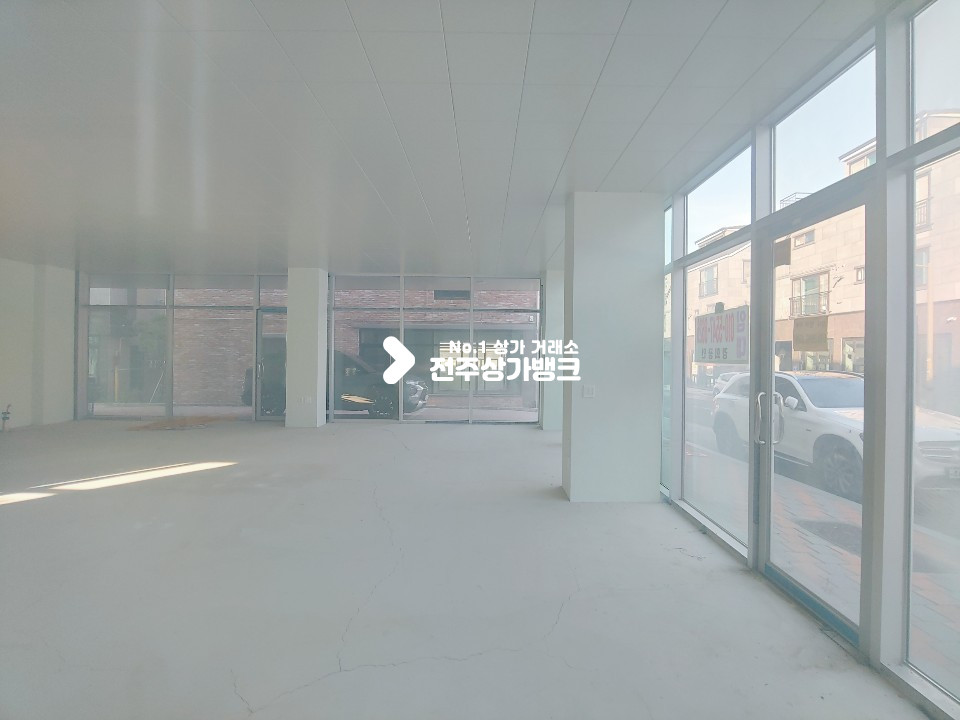 전북 전주덕진구 만성동 ♣삼면이 통유리로 되어있어 인테리어 하기 좋은 물건 입니다 ♣ 월세 매물번호 10842 사진 1