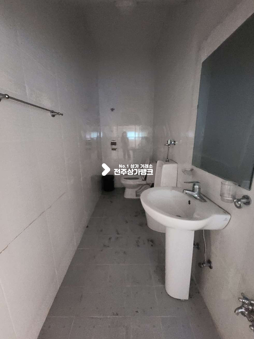 전북 전주완산구 효자동3가 문학초 기전여고 부근. 싱크대, 화장실O. 넓은 빌라내 1층상가 월세 매물번호 16867 사진 9