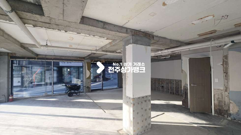 전북 전주덕진구 송천동1가 송천동1가 내부깔끔철거됨 , 미용상가 로 강력추천자리 ! 내부 화장실,싱크대설치 ~!! 즉시입주가능 월세 매물번호 16881 사진 4
