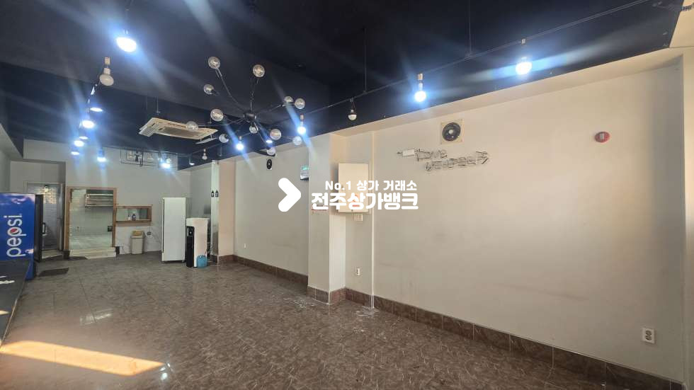 전북 전주덕진구 송천동1가 송천동1가 30평형 무권리 음식점 자리 주방타일교체되어 깔끔 ! 즉시입주가능 월세 매물번호 16892 사진 2