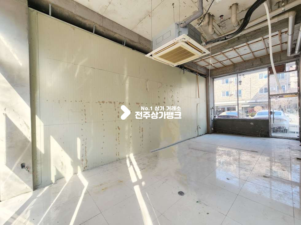 전북 전주완산구 효자동2가 효자동 신시가지. 아파트단지 도로변 1층상가. 시스템에어컨. 즉시입주가능 월세 매물번호 16896 사진 3