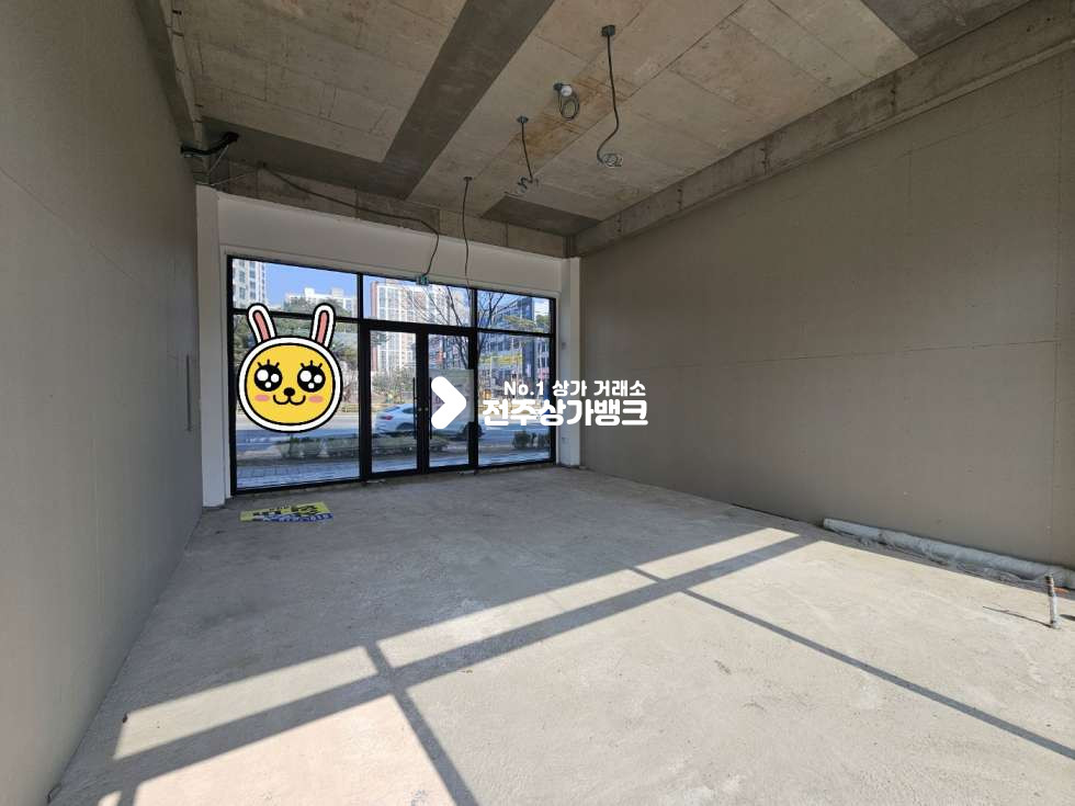 전북 전주완산구 삼천동2가 ●삼천동도로변●주차장완비●12평●홍보효과● 월세 매물번호 16915 사진 1