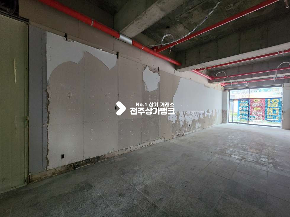 전북 전주완산구 효자동2가 아파트밀집지 부근. 도로변 1층상가. 유동인구 있는편. 주차장있음 월세 매물번호 16928 사진 1