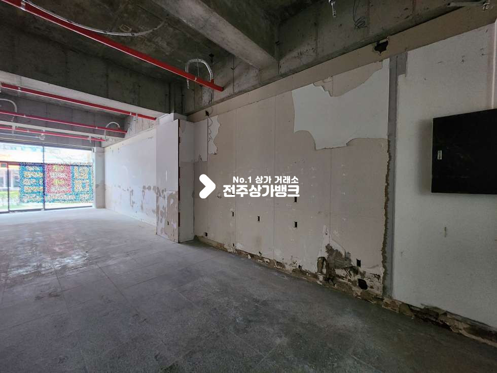 전북 전주완산구 효자동2가 아파트밀집지 부근. 도로변 1층상가. 유동인구 있는편. 주차장있음 월세 매물번호 16928 사진 2