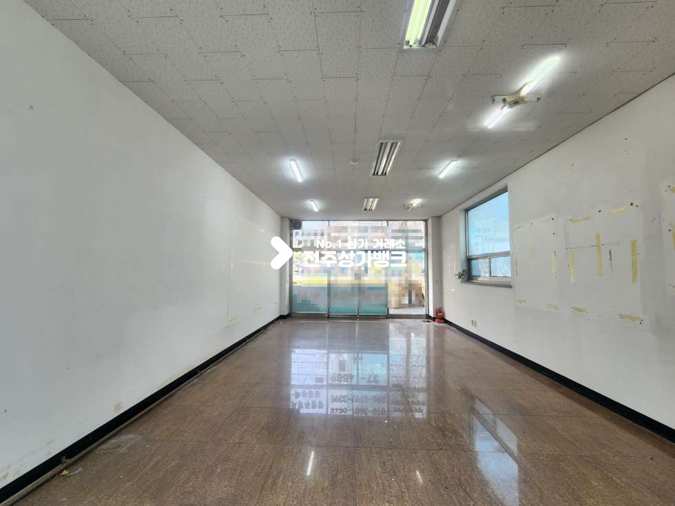 전북 전주완산구 효자동2가 한국농어촌공사 부근. 대로변 1층상가. 신시가지와 인접하고 아파트, 오피스텔 단지들을 끼고있어 유동인구 있는편 월세 매물번호 16976 사진 1