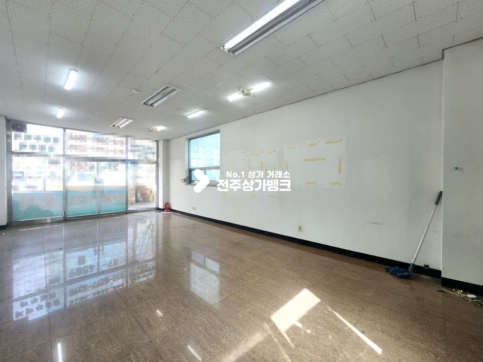 전북 전주완산구 효자동2가 한국농어촌공사 부근. 대로변 1층상가. 신시가지와 인접하고 아파트, 오피스텔 단지들을 끼고있어 유동인구 있는편 월세 매물번호 16976 사진 3