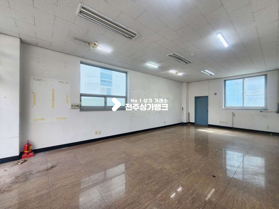 전북 전주완산구 효자동2가 한국농어촌공사 부근. 대로변 1층상가. 신시가지와 인접하고 아파트, 오피스텔 단지들을 끼고있어 유동인구 있는편 월세 매물번호 16976 사진 4
