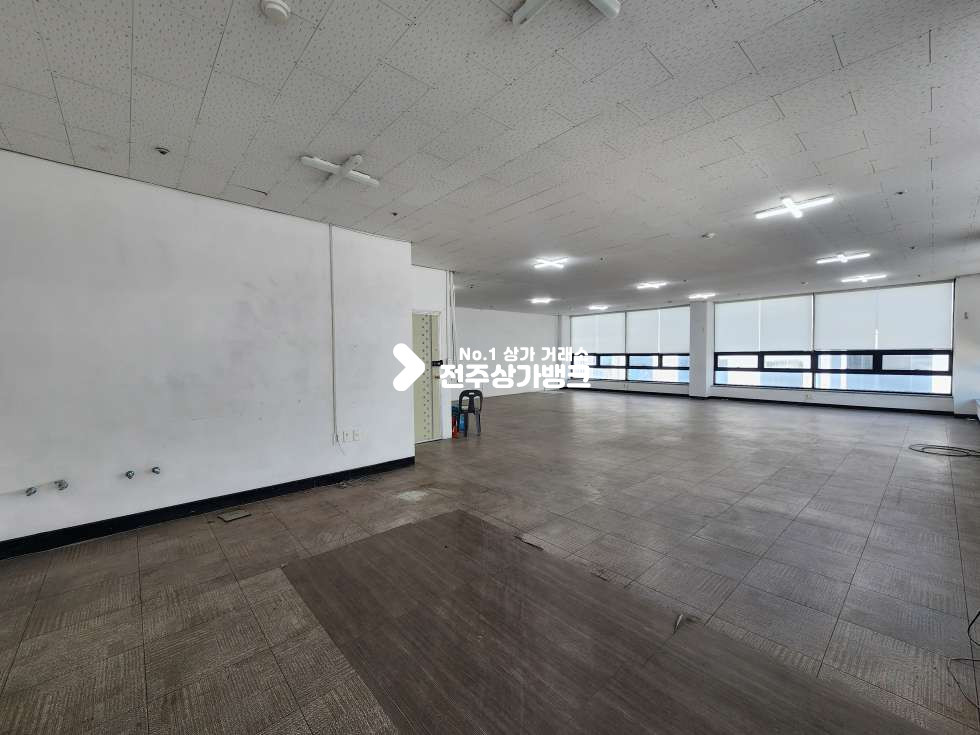 전북 전주완산구 효자동2가 신시가지. 빌딩밀집지내 빌딩 3층상가. 즉시입주가능 월세 매물번호 17011 사진 2