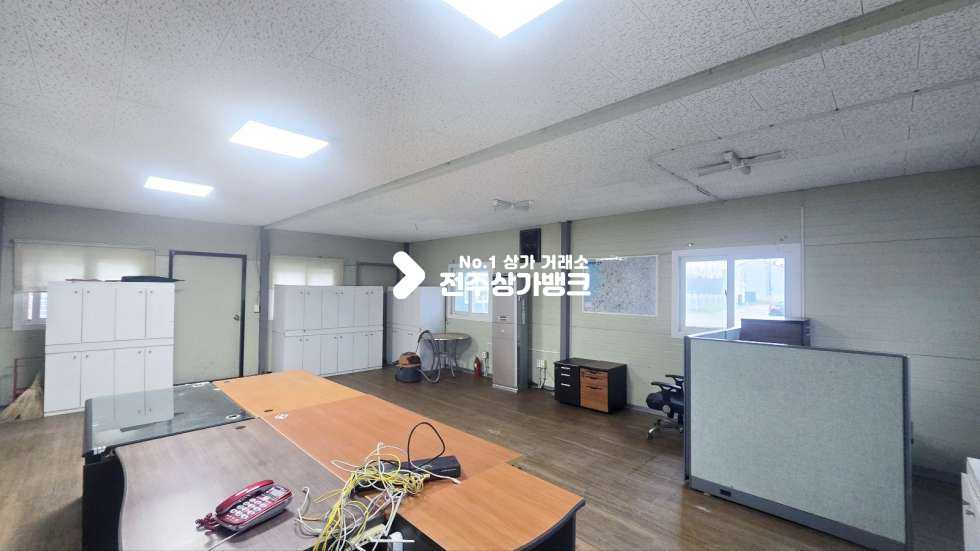 전북 전주완산구 평화동3가 평화동3가 1,2층 으로 된 창고시설 내무 사무실 까지 ! 대형트럭진입가능 ! 월세 매물번호 17062 사진 17