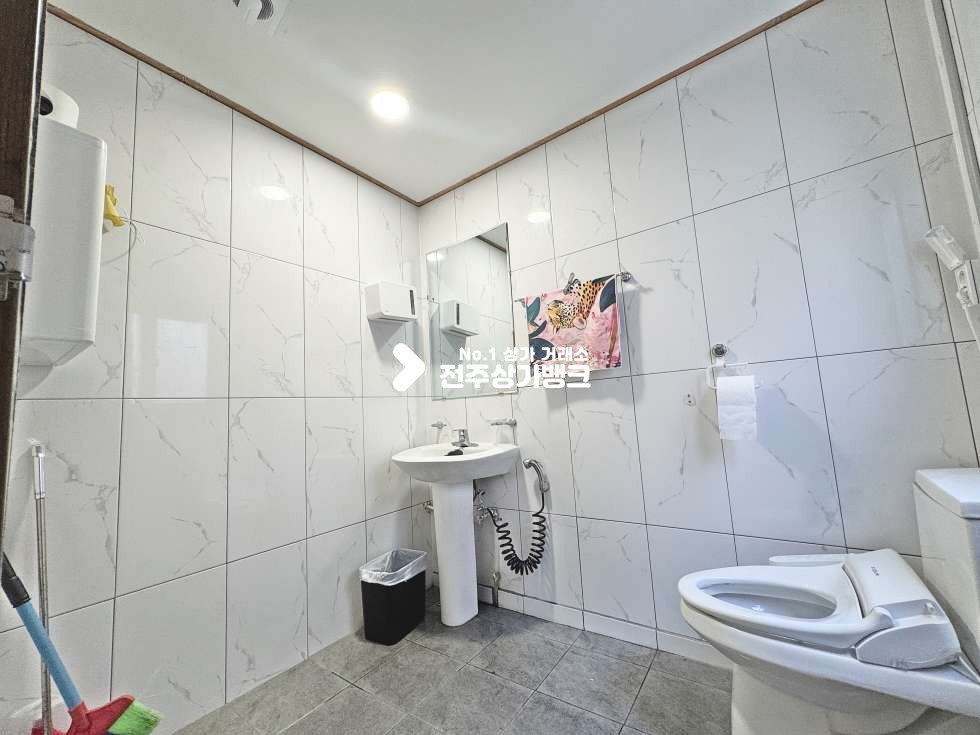 전북 전주완산구 중화산동2가 중산초 부근 70평대!! 내부인테리어까지 완벽구비된 상가 나왔습니다 월세 매물번호 17096 사진 16
