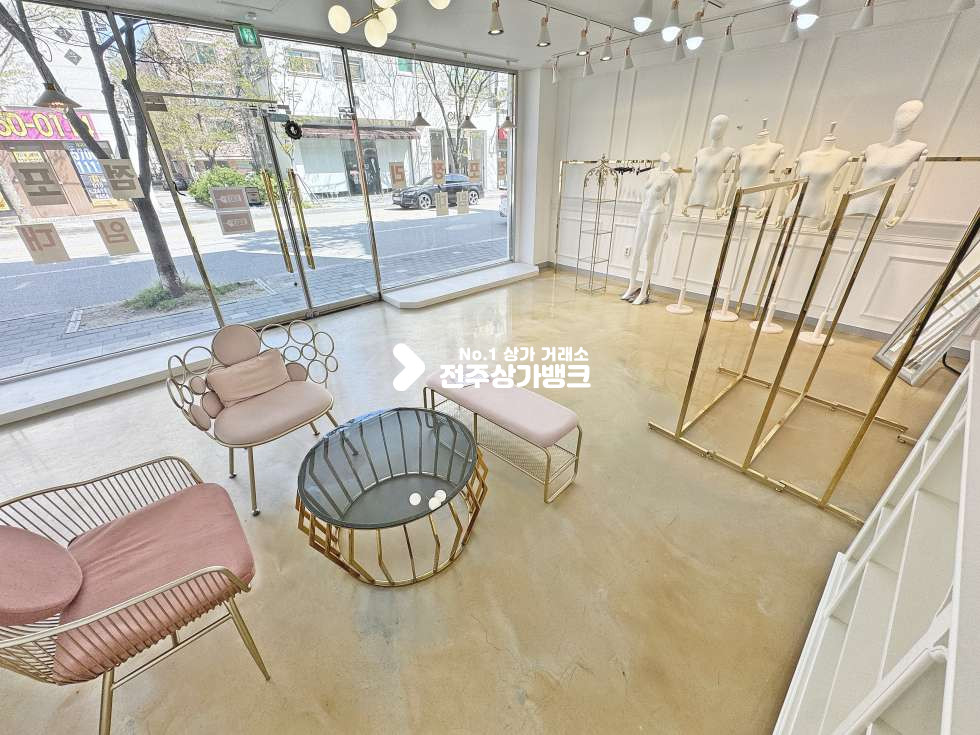 전북 전주완산구 효자동3가 기전중 근처 옷가게하던 깔끔한 상가 나왔습니다 월세 매물번호 17088 사진 1