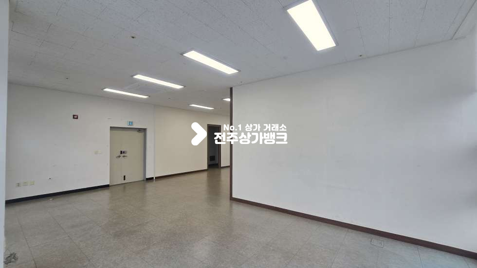 전북 전주완산구 효자동3가 신시가지 내부 깔끔 룸분리,냉난방기 설치 된 35평형 사무실 즉시입주가능 월세 매물번호 16774 사진 2
