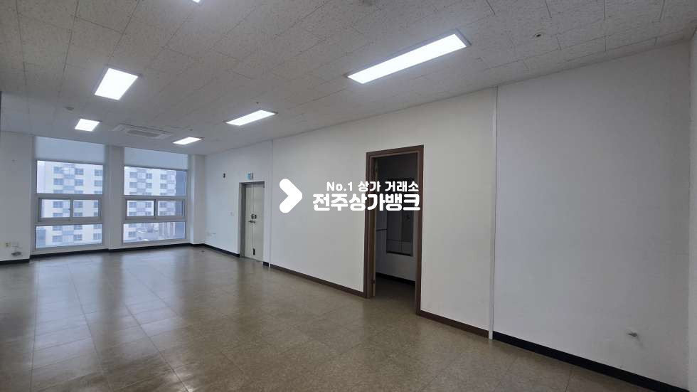 전북 전주완산구 효자동3가 신시가지 내부 깔끔 룸분리,냉난방기 설치 된 35평형 사무실 즉시입주가능 월세 매물번호 16774 사진 3