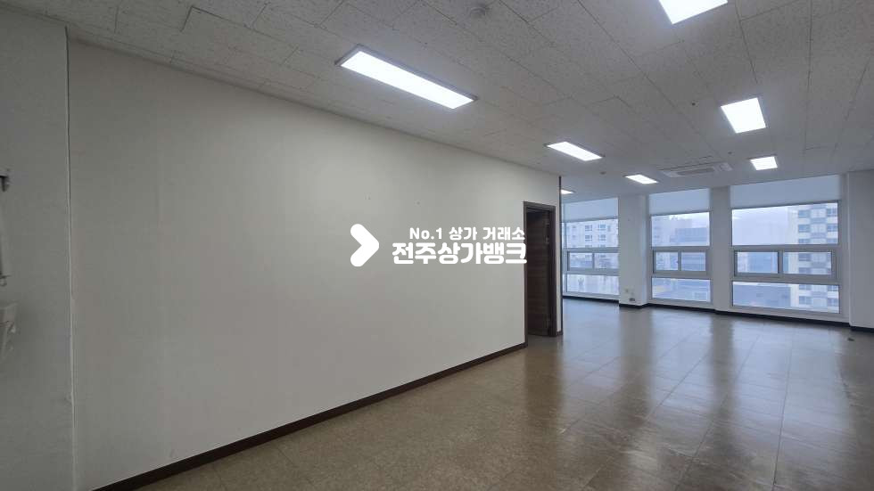 전북 전주완산구 효자동3가 신시가지 내부 깔끔 룸분리,냉난방기 설치 된 35평형 사무실 즉시입주가능 월세 매물번호 16774 사진 4