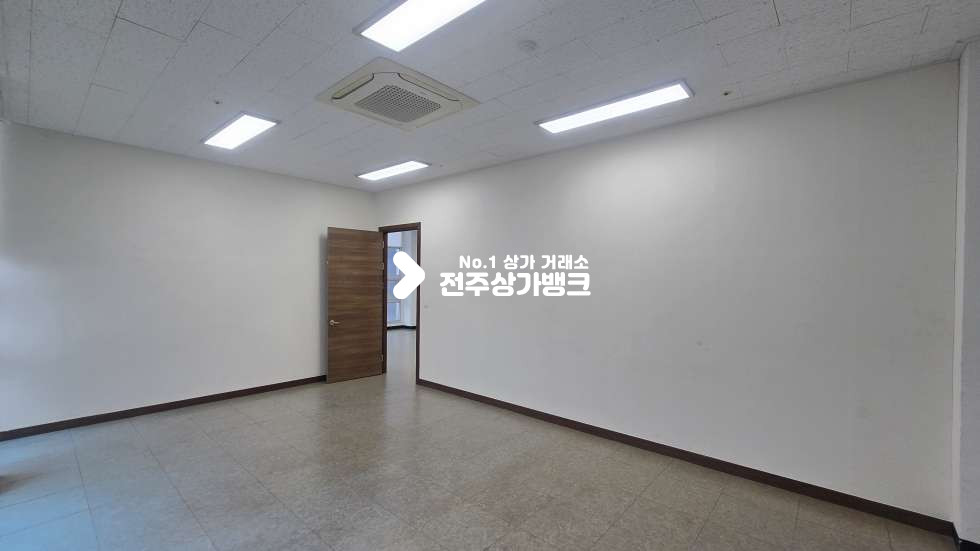 전북 전주완산구 효자동3가 신시가지 내부 깔끔 룸분리,냉난방기 설치 된 35평형 사무실 즉시입주가능 월세 매물번호 16774 사진 6