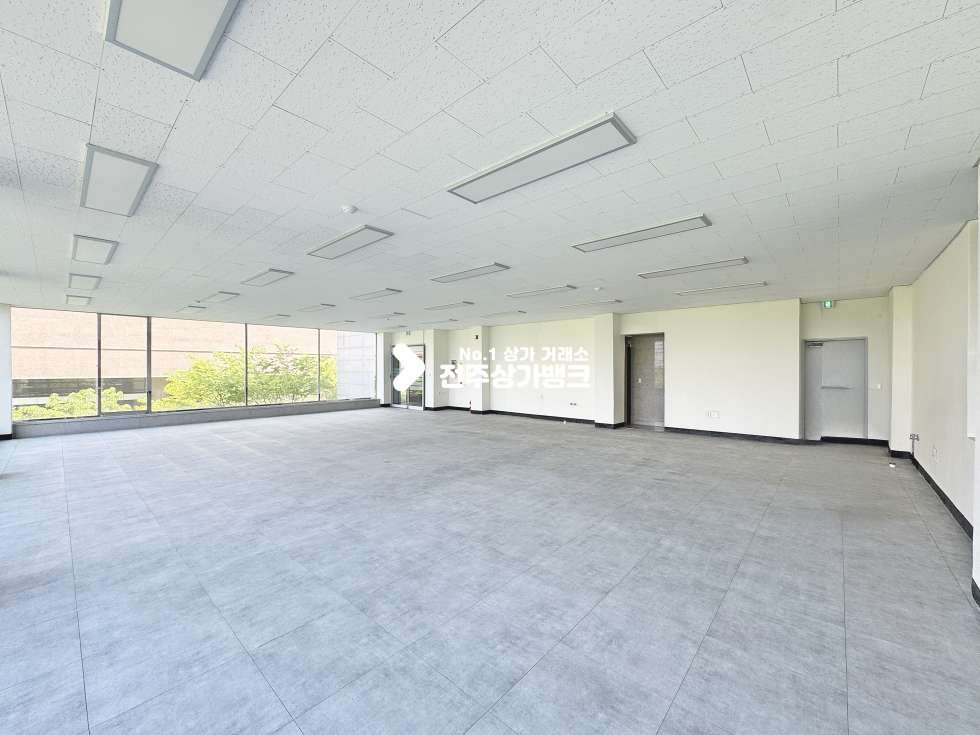 전북 전주완산구 효자동3가 신시가지 통창뷰에 컨디션좋은 상가매물나왔는데 안보실거에요? 월세 매물번호 17144 사진 2