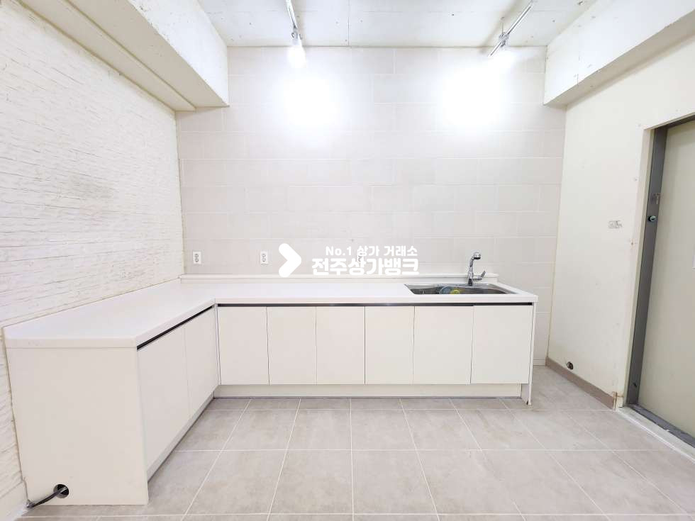전북 전주완산구 효자동3가 기전중 인근. 내부 인테리어+타일공사완료. 빌라단지내 1층 소형상가 월세 매물번호 16790 사진 2