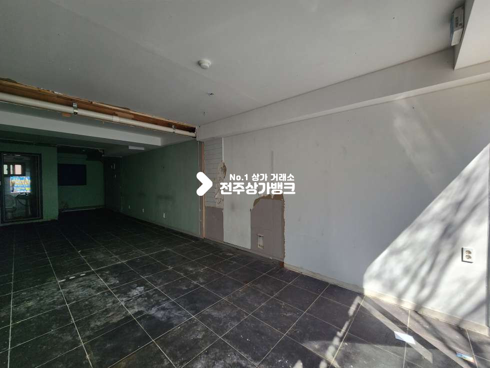 전북 전주완산구 효자동3가 전주대신정문 인근. 빌라밀집지 도로변 1층상가. 내부화장실O. 주차가능 월세 매물번호 17040 사진 2