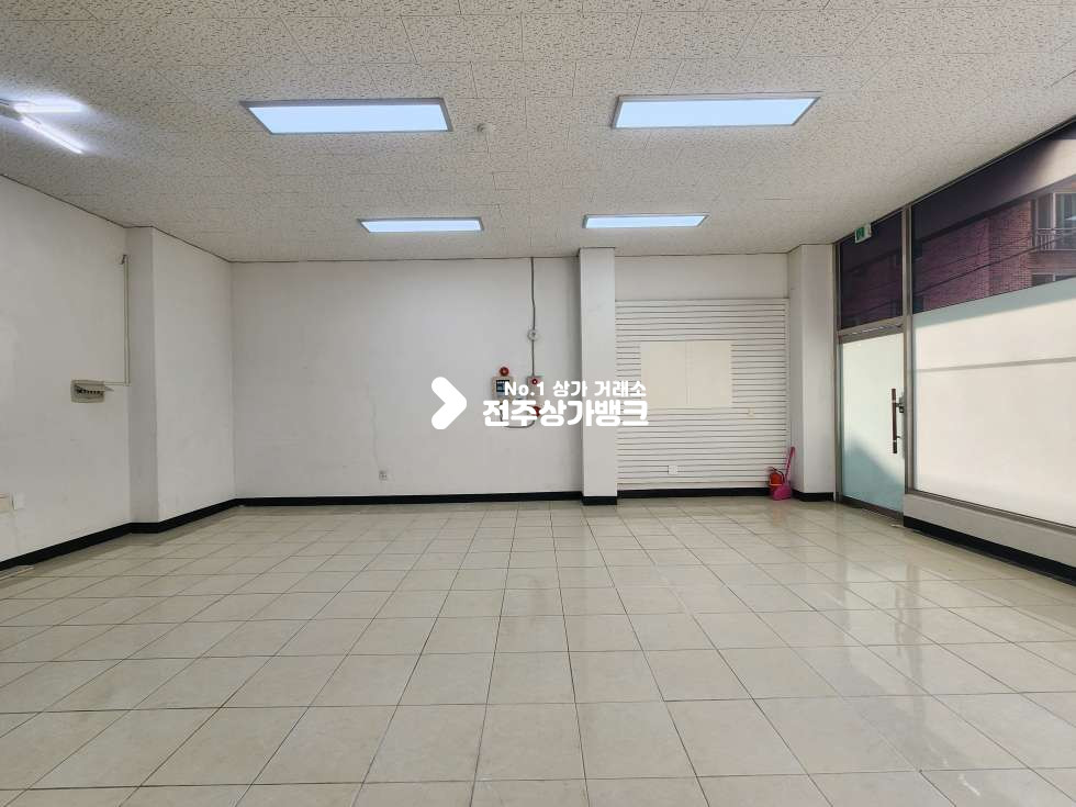 전북 전주완산구 효자동3가 문학초 부근. 빌라내 1층상가. 깔끔하고 깨끗한 내부 인테리어. 월세 매물번호 16825 사진 3