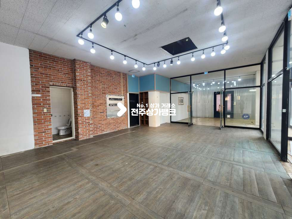 전북 전주완산구 효자동3가 전주대 구정문 사거리 코너. 1층상가. 넓고 깔끔한 인테리어 월세 매물번호 16820 사진 1