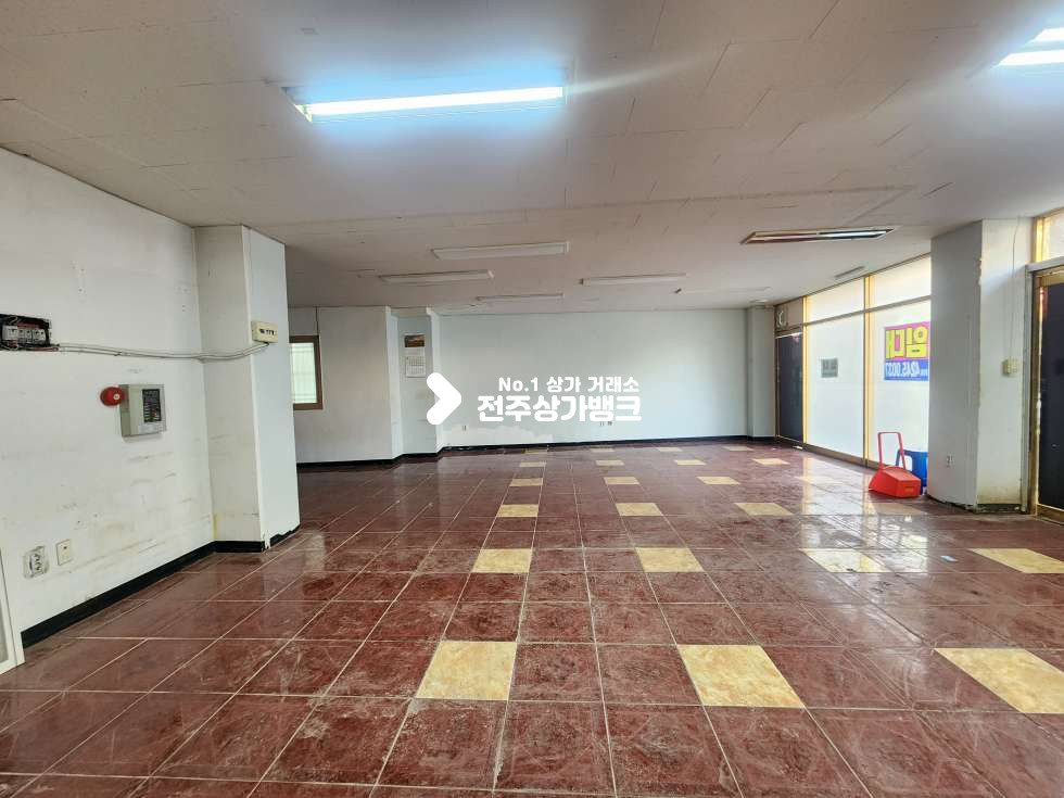 전북 전주완산구 효자동3가 서곡중 인근. 도로변 넓은 1층상가. 즉시입주가능 월세 매물번호 16812 사진 4