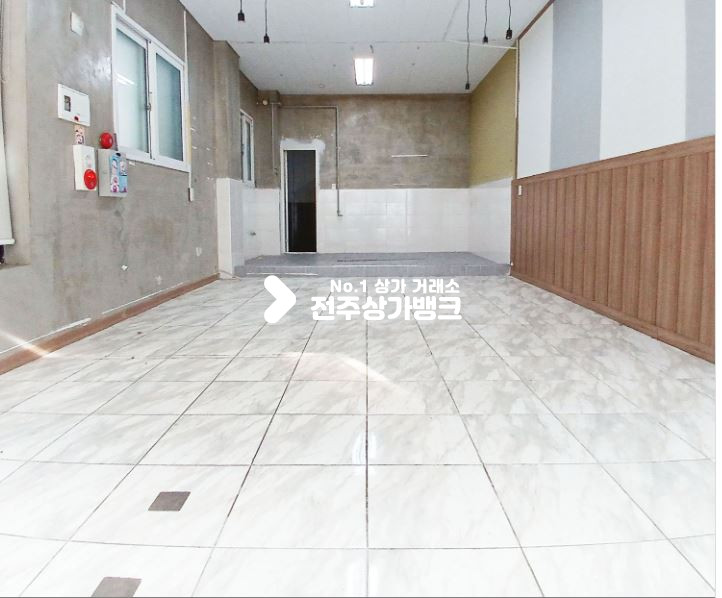 전북 전주완산구 효자동3가 효자동3가. 사거리 도로변 코너부근. 내부화장실O. 가시성 좋은 1층상가 월세 매물번호 16568 사진 2