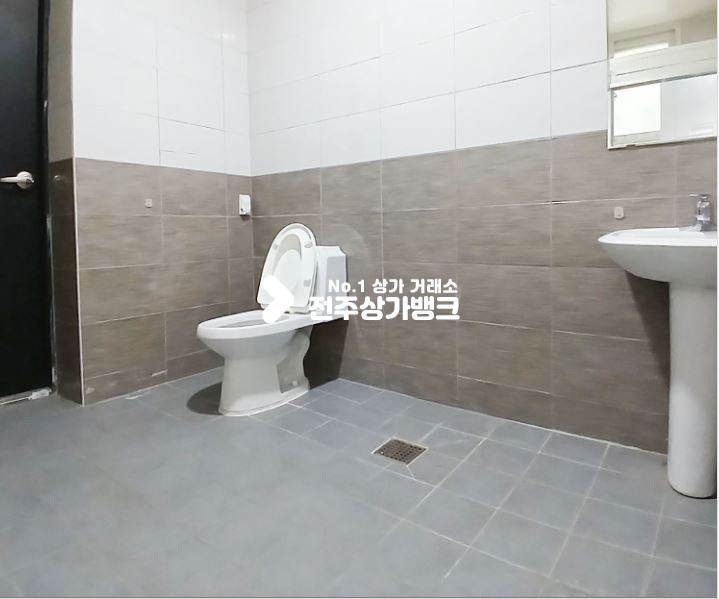 전북 전주완산구 효자동3가 효자동3가. 사거리 도로변 코너부근. 내부화장실O. 가시성 좋은 1층상가 월세 매물번호 16568 사진 3