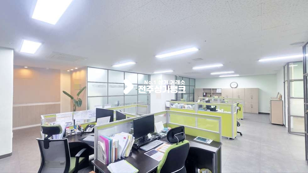 전북 전주완산구 효자동2가 인테리어 깔끔한 전용 65평형 사무실 ! 내부집기 사용가능 협의입주가능 ! 월세 매물번호 17197 사진 2