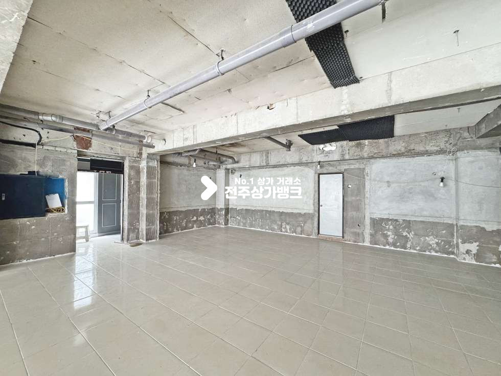 전북 전주완산구 서신동 서신동 넓은데 가격이 저렴한 상가 공실이나왔습니다 가격 조절 적극 협의 가능 월세 매물번호 17202 사진 4