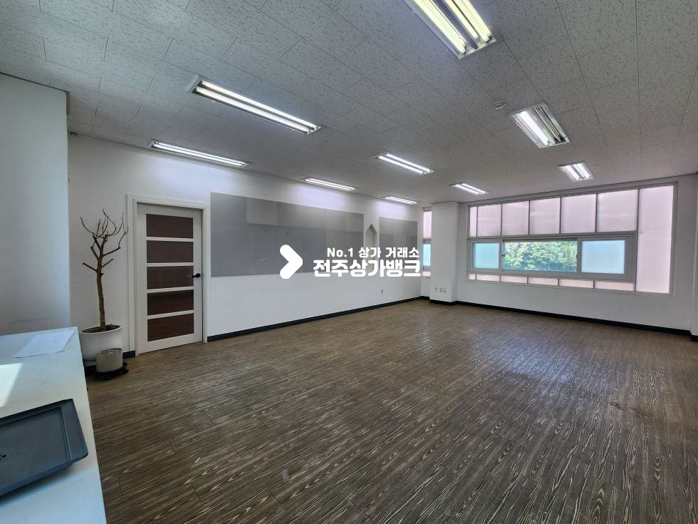 전북 전주완산구 효자동2가 수병원 사거리. 가시성 좋은 대로변 빌딩상가. 내부 룸 많음. 인테리어완. 월세 매물번호 17223 사진 1