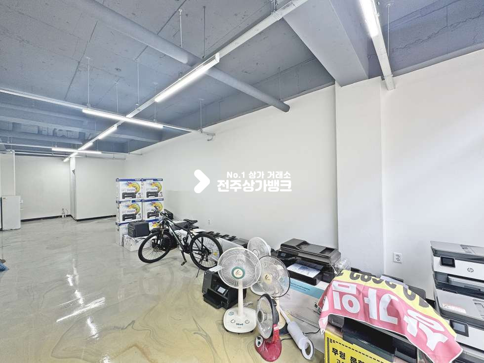 전북 전주완산구 중화산동2가 중화산동 컨디션 좋은데 가격이 싼 상가 공실이나왔습니다 일단 한번 보시죠 월세 매물번호 17235 사진 1