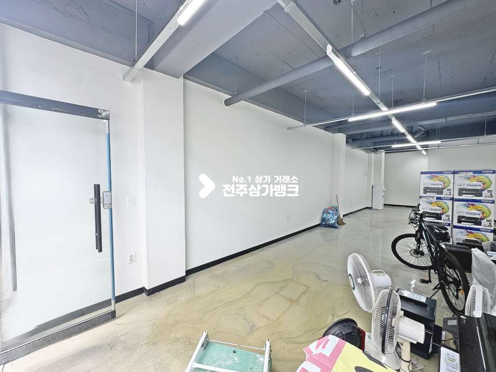 전북 전주완산구 중화산동2가 중화산동 컨디션 좋은데 가격이 싼 상가 공실이나왔습니다 일단 한번 보시죠 월세 매물번호 17235 사진 2