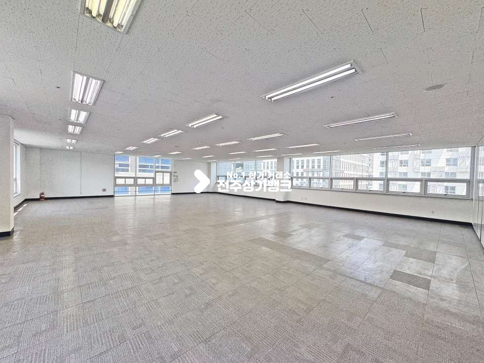전북 전주완산구 효자동2가 신시가지 메인거리 상가 공실나왔습니다 컨디션 채광 모두 최상 월세 매물번호 17252 사진 1