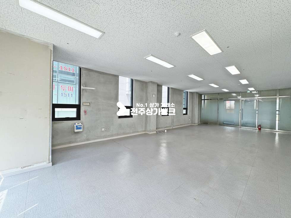 전북 전주완산구 효자동2가 신시가지 채광좋고 컨디션좋은 상가공실나왔습니다 바로앞 공용주차장까지!! 월세 매물번호 17401 사진 3