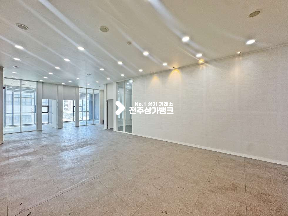 전북 전주완산구 효자동2가 신시가지 대로변 컨디션 최상급 상가공실나왔습니다 금액조절 최대한가능합니다 월세 매물번호 17403 사진 1