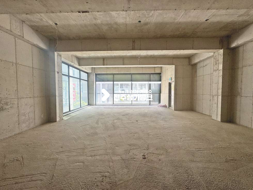 전북 전주완산구 효자동2가 신시가지 대로변앞 컨디션 좋은 상가공실나왔습니다 가격조율 최대한 가능합니다 월세 매물번호 17404 사진 4