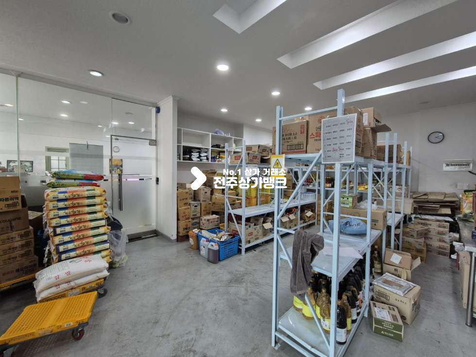 전북 전주덕진구 우아동2가 ○아중리 건물앞마당+공영주차장 까지. 주차편한 상가. 사무실. 판매시설 추천!○ 월세 매물번호 17304 사진 2