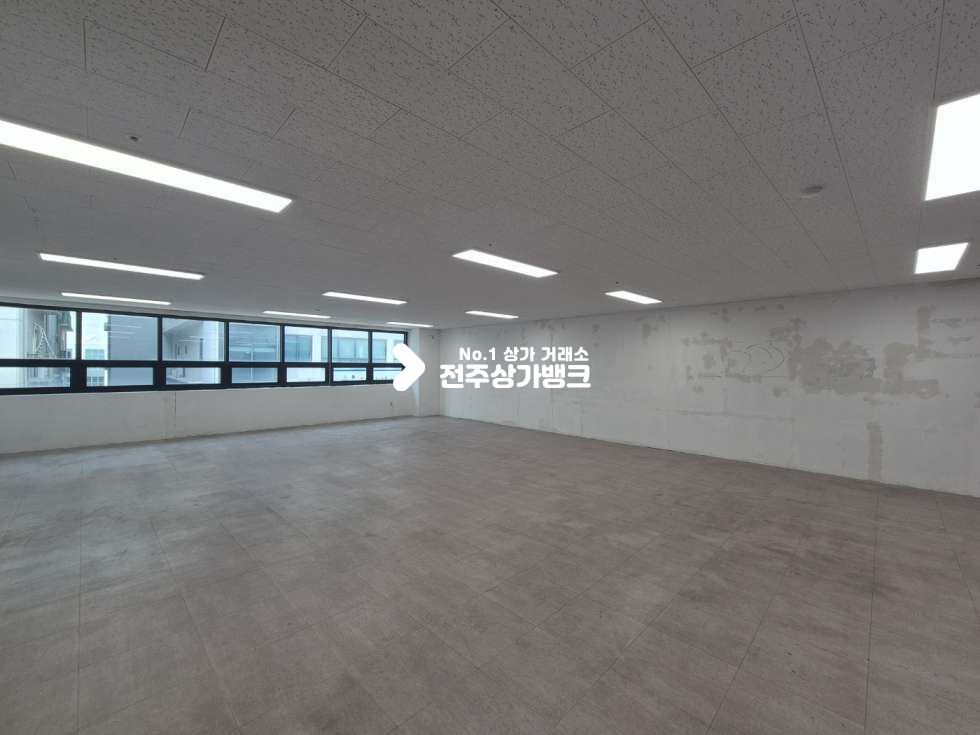 전북 전주덕진구 중동 ○혁신도시. 기둥 없는 탁 트인 구조 34평, 채광 좋은 전면창 사무실/상가 임대 ○ 월세 매물번호 17472 사진 6