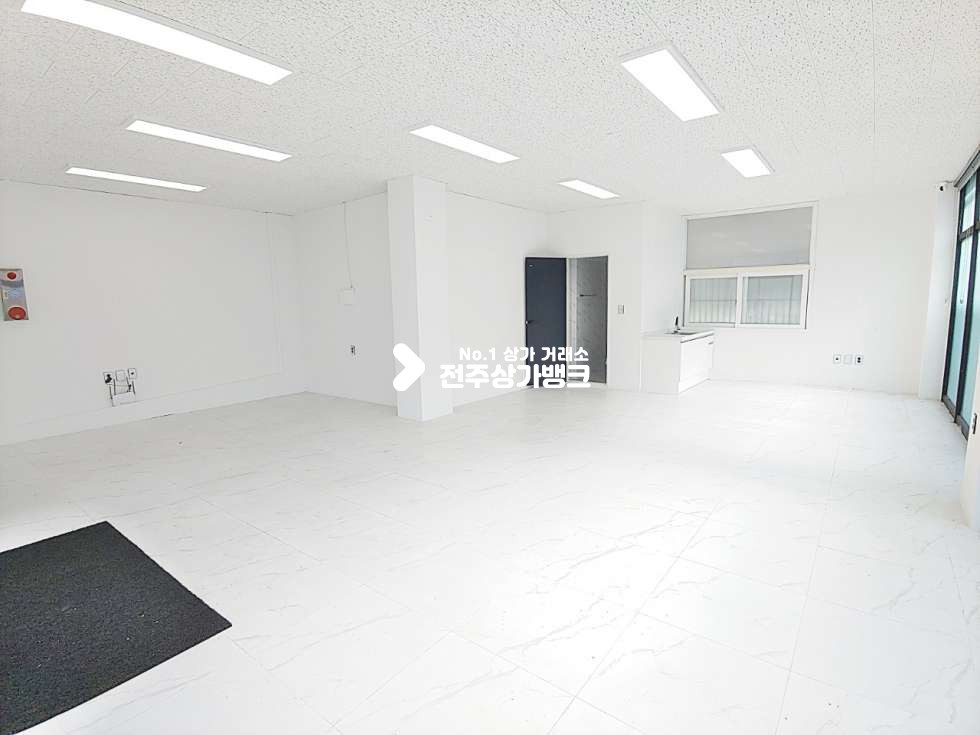 전북 전주완산구 효자동3가 서곡지구 화이트톤의 리모델링 되어있는 상가공실나왔습니다 월세 매물번호 17449 사진 1