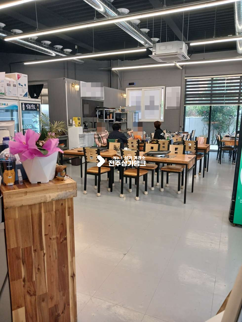 전북 전주완산구 삼천동1가 삼천 먹자골목부근 33평형 음식점 양도양수 권리금협의가능 월세 매물번호 17555 사진 1